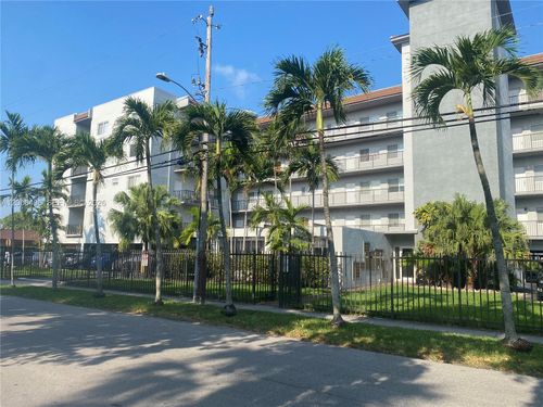 415d-900 Sw 84th Ave, Miami, FL, 33144-4106 | Card Image