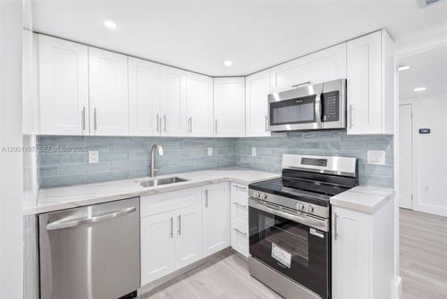 207-3582 Ne 171st St, North Miami Beach, FL, 33160-3043 | Card Image