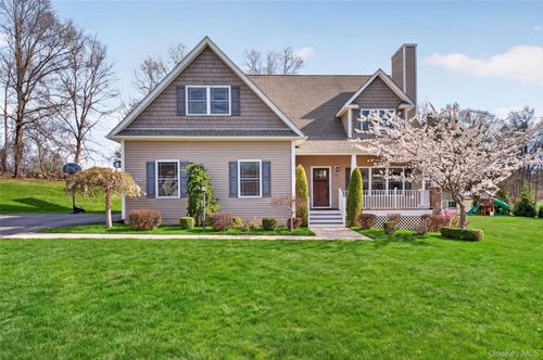 11 Country Gln, Fishkill, NY, 12524-2464 | Card Image