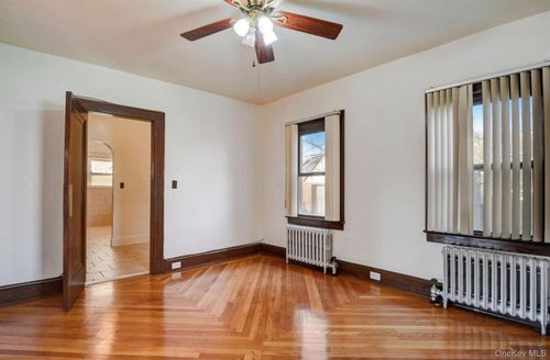 29 Oak Ave, Hempstead, NY, 11550-6805 | Card Image