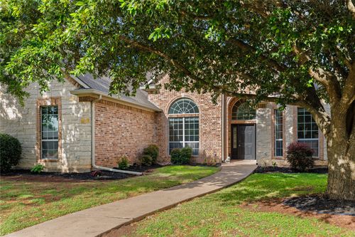937 Queen Elizabeth Dr, McGregor, TX, 76657-3998 | Card Image