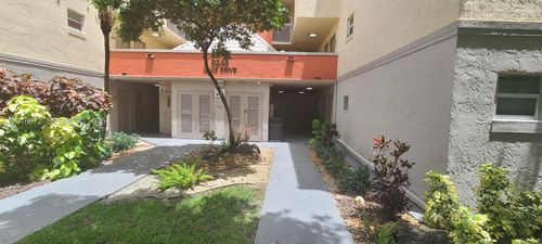401-8245 Lake Dr, Doral, FL, 33166-7782 | Card Image
