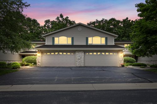 1035 Shadowood Cir, West Bend, WI, 53095-5367 | Card Image
