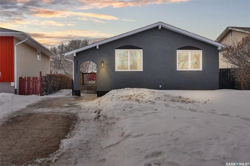5721 2nd Ave N, Regina, SK, S4R5M4 | Card Image