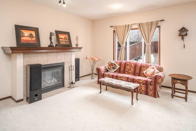 109 St Moritz Place Sw, House other with 3 bedrooms, 3 bathrooms and 4 parking in Calgary AB | Image 7