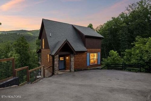 817 Pine Top Ln, Gatlinburg, TN, 37738-6352 | Card Image