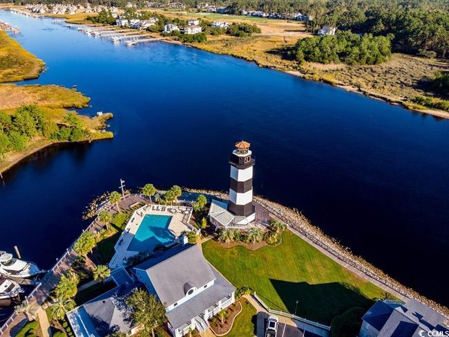 Bird's eye view of a large body of water | Image 33