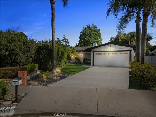 22041 Kinzie St, Chatsworth, CA, 91311 | Card Image