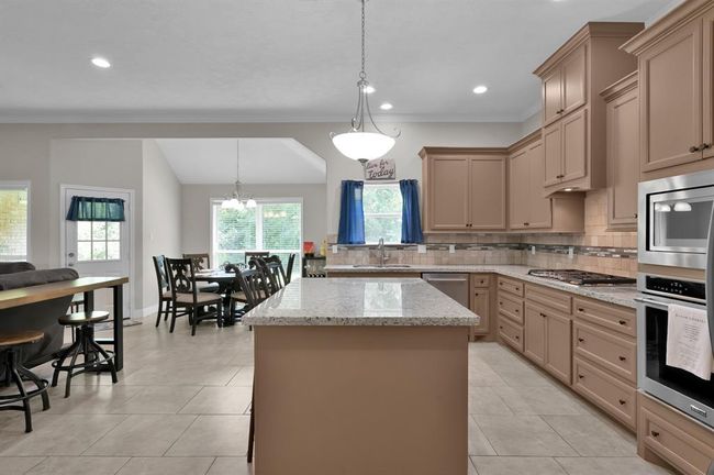Gas cooktop with built in oven & microwave. | Image 17