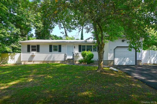 195 Mohawk St, Ronkonkoma, NY, 11779-3527 | Card Image