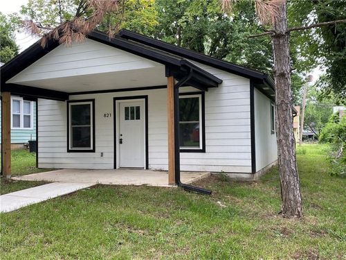 821 North St, Iola, KS, 66749-2235 | Card Image