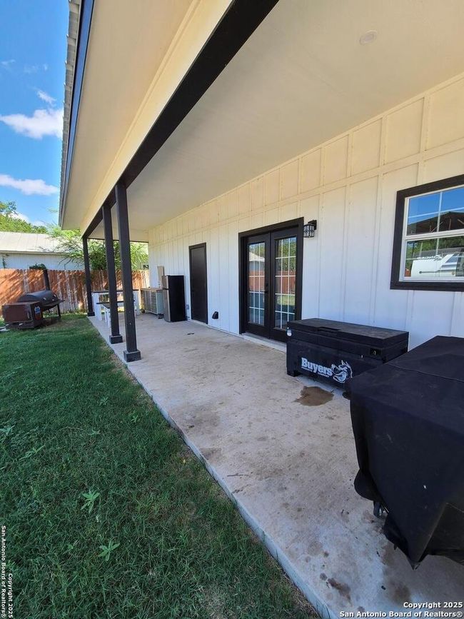 301 Pickford St, House other with 2 bedrooms, 1 bathrooms and null parking in Sabinal TX | Image 5