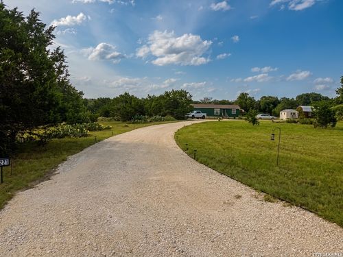 572 River Bluff Cir, Pipe Creek, TX, 78063-5952 | Card Image