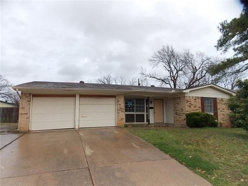 7421 Beckwood Dr, Fort Worth, TX, 76112-5907 | Card Image