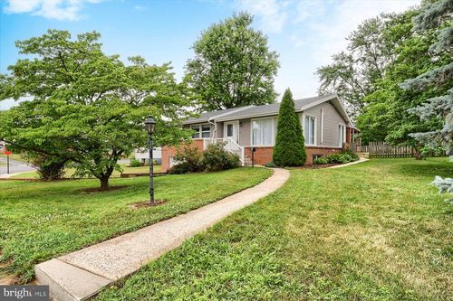 800 Redwood Dr, CARLISLE, PA, 17013-1372 | Card Image