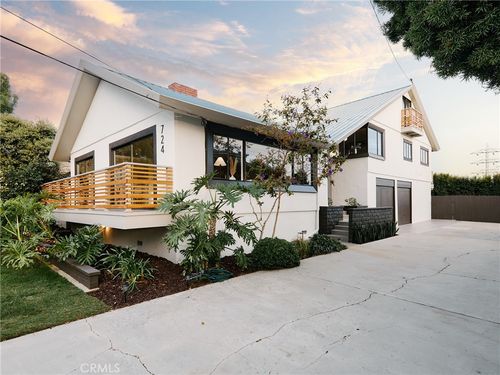 724 W Pine Ave, El Segundo, CA, 90245-2929 | Card Image