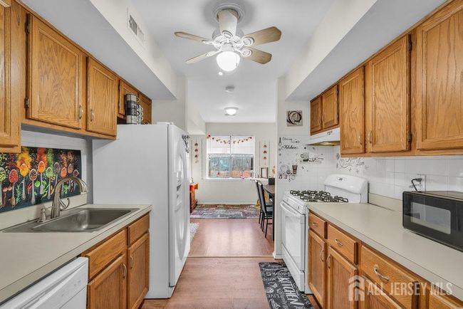 72C - 72 Golden Sq, Townhouse with 2 bedrooms, 2 bathrooms and null parking in Woodbridge NJ | Image 7