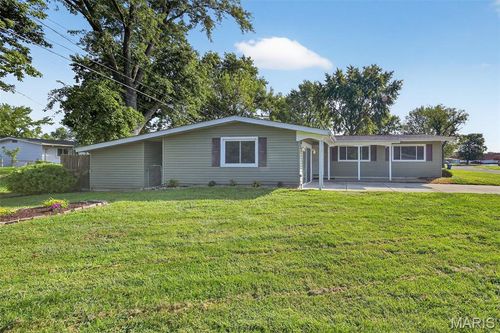 735 Southwell Ln, Florissant, MO, 63031-7245 | Card Image