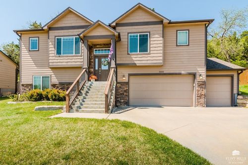 5008 Shadowridge Dr, Manhattan, KS, 66503-8632 | Card Image