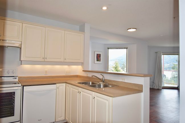 211 - 5780 Trail Avenue, Condo with 2 bedrooms, 2 bathrooms and 1 parking in Sechelt BC | Image 6