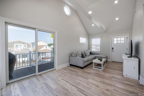 upper-24 Pennsylvania Ave, Long Beach, NY, 11561-1622 | Card Image