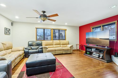 132 Tanglewood Dr, Elk Grove Village, IL, 60007-1712 | Card Image