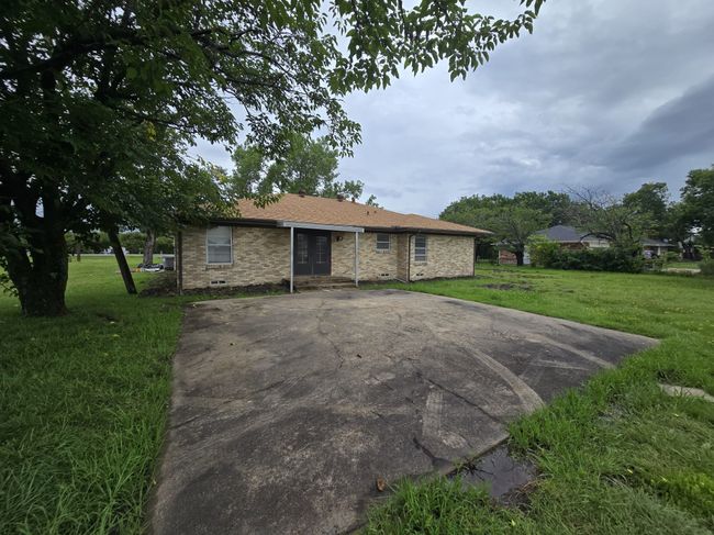 Ranch-style home featuring a front lawn and stone siding | Image 21