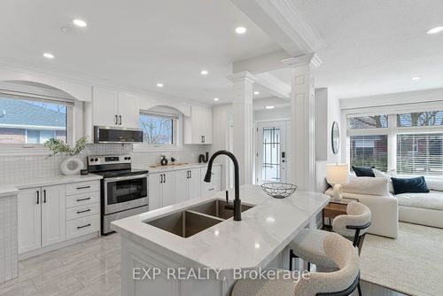 39 Hobden Place, Etobicoke, ON, M9R3R6 | Card Image