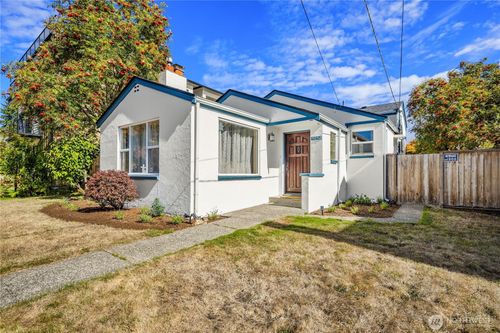 11252 Evanston Ave N, Seattle, WA, 98133-8221 | Card Image