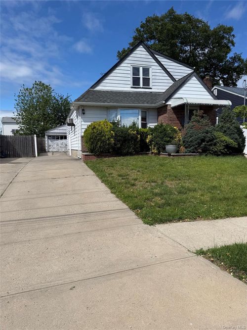 215 Brown St, Valley Stream, NY, 11580-3530 | Card Image