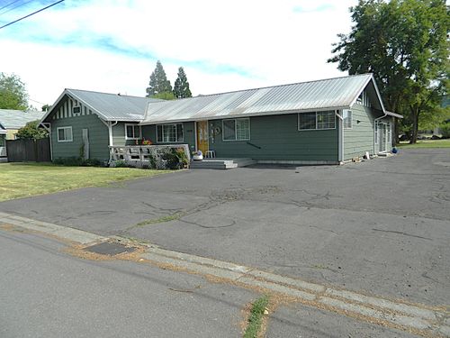 1030 Bismark St, Klamath Falls, OR, 97601-1212 | Card Image