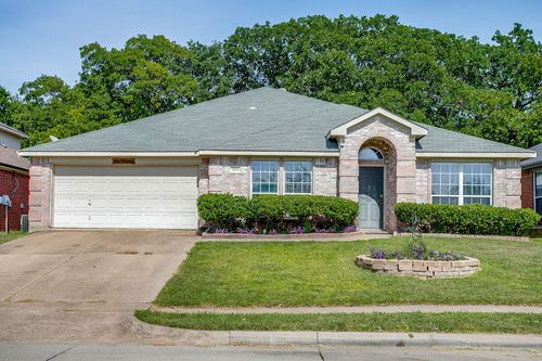 1013 Hidden Lake Dr, Burleson, TX, 76028-6057 | Card Image
