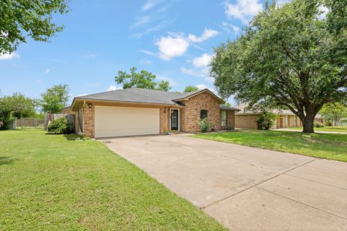 1215 Sandstone Dr, Cleburne, TX, 76033-6907 | Card Image