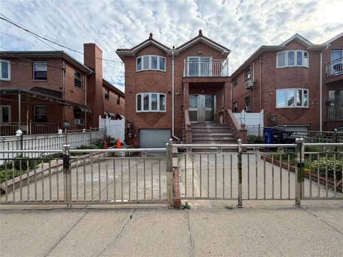 4728 Bowne St, Flushing, NY, 11355-3518 | Card Image