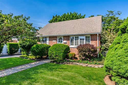 2453 Aberdeen St, East Meadow, NY, 11554-3918 | Card Image