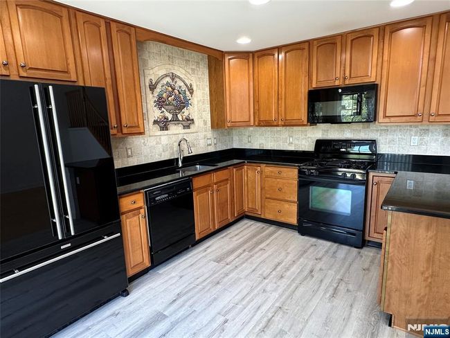 35 Magnolia Way, House attached with 3 bedrooms, 3 bathrooms and null parking in North Haledon NJ | Image 12
