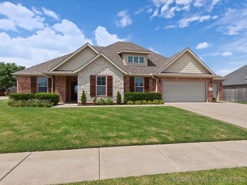 5402 Nottingham Pl, Bartlesville, OK, 74006-6975 | Card Image
