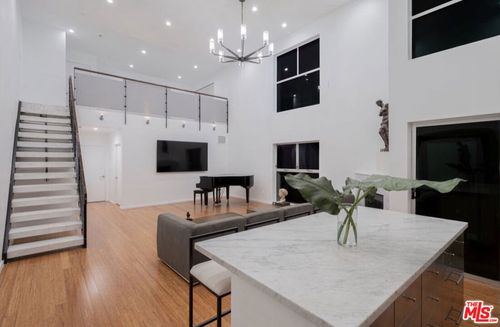 a2-7062 Hawthorn Ave, Los Angeles, CA, 90028-7082 | Card Image