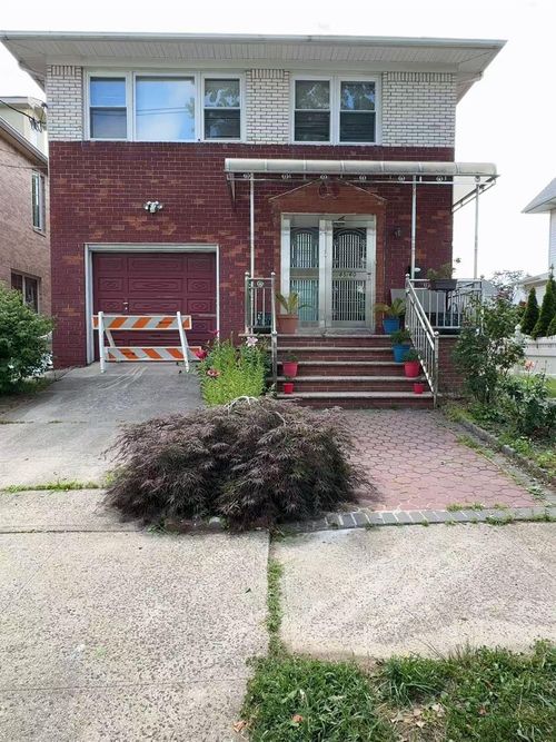 8560 261st St, Floral Park, NY, 11001-1126 | Card Image