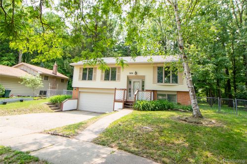 2626 Winter Dr, Troy, MI, 48083-5735 | Card Image