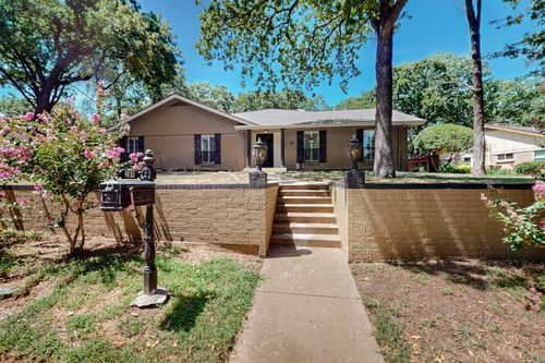 201 Trailwood Dr, Euless, TX, 76039-2223 | Card Image