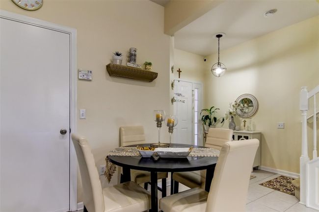 26642 Castleview Way, Townhouse with 3 bedrooms, 2 bathrooms and null parking in Wesley Chapel FL | Image 3