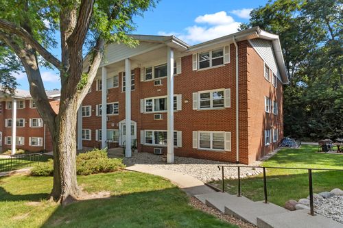 235 Country Club Dr, Lake Geneva, WI, 53147-1965 | Card Image