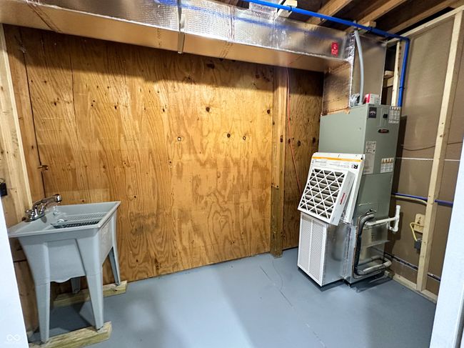 Closet with utility sink | Image 15