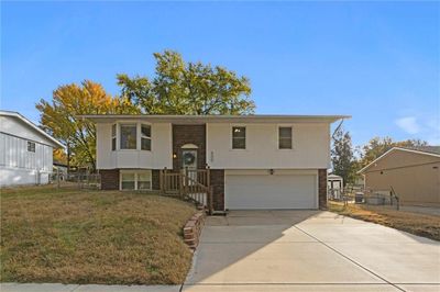 Bi-level home with a front yard and a garage | Image 2