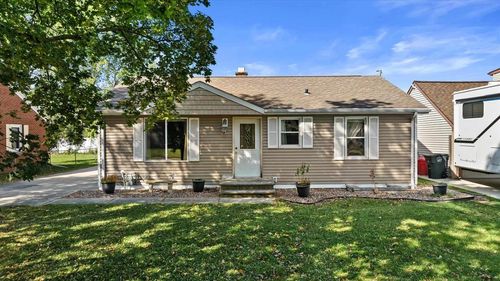 2228 Magnolia Ln, Ashwaubenon, WI, 54304-4818 | Card Image