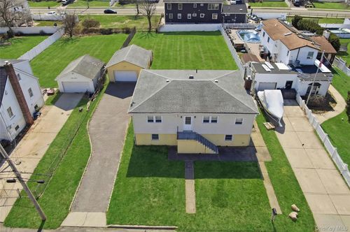 71 Orchard St, Lindenhurst, NY, 11757-5704 | Card Image