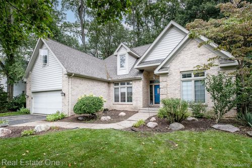 5560 Huron Hills Dr, Commerce Twp, MI, 48382-4819 | Card Image