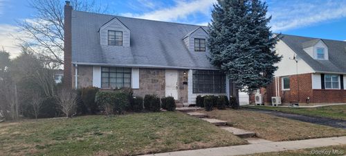 73 Schumacher Dr, New Hyde Park, NY, 11040-3605 | Card Image