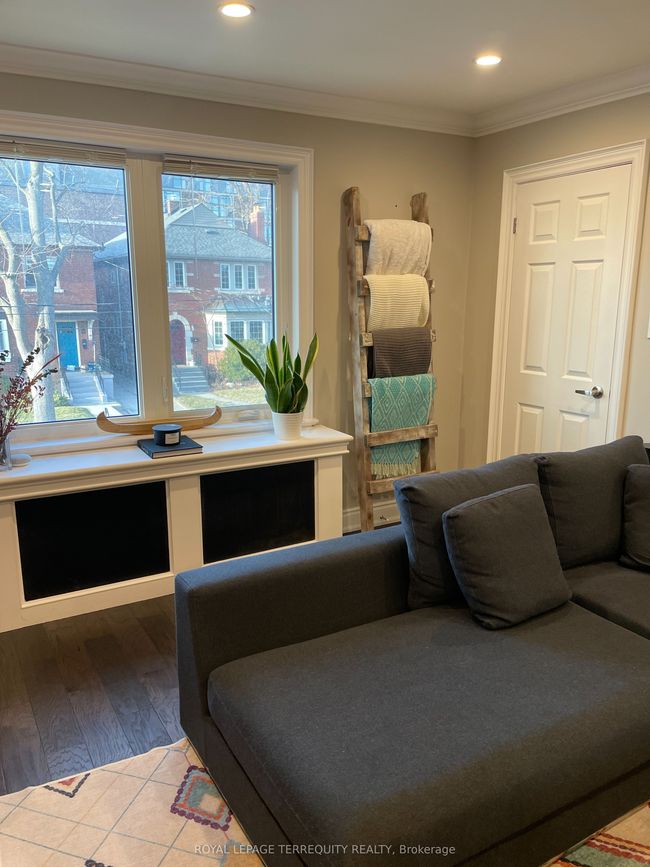 UPPER - 69 Burnaby Blvd, Home with 2 bedrooms, 1 bathrooms and 1 parking in Toronto ON | Image 10
